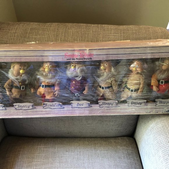 Disney the Seven Dwarfs - Picture 2 of 5